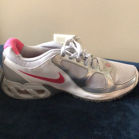 Nike women’s sneaker - Picture 3 of 8